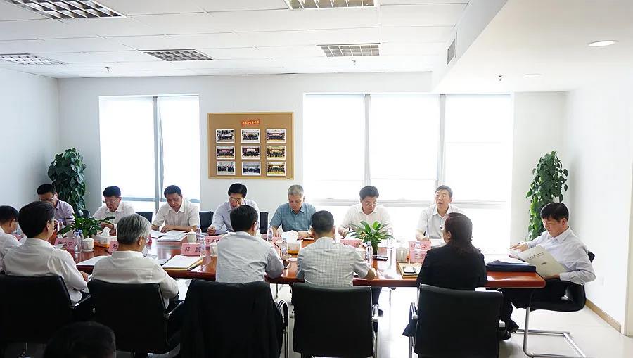刘小明副部长及交通运输部有关业务司局领导与中国道路运输协会企业家副会长进行深入交流。