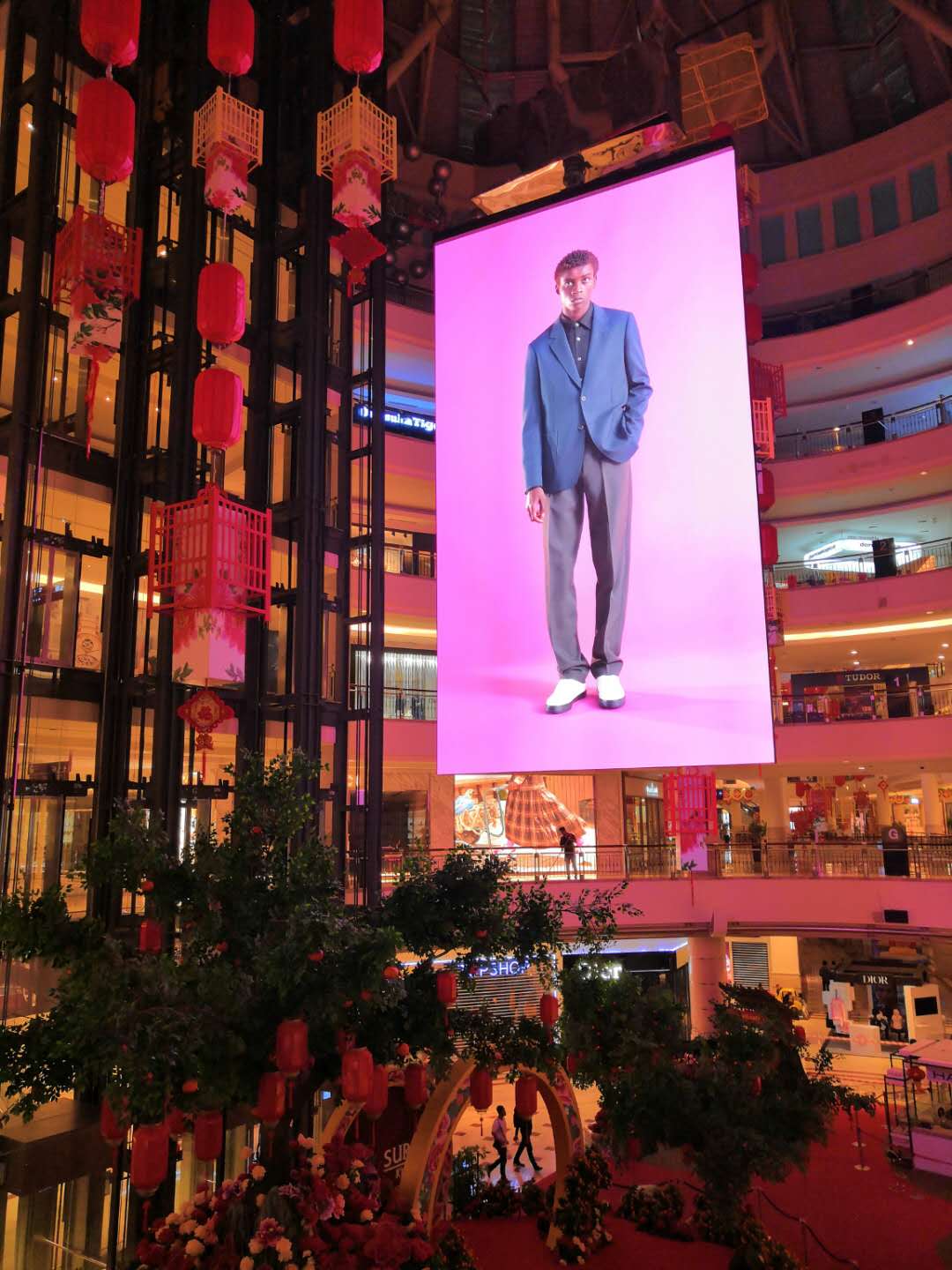suria-klcc-mall-kl-malaysia-the-world-largest-led-hanging-rotating-double-sided-screen-display-ledsign-engineering_orig