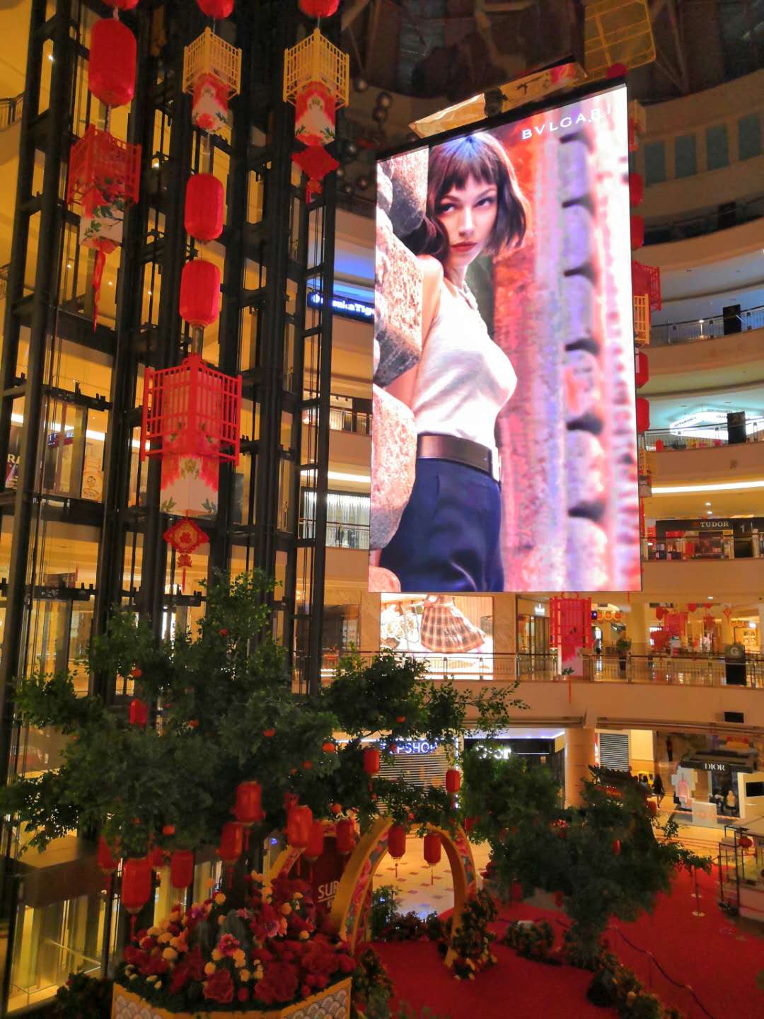 suria-klcc-mall-kl-malaysia-the-world-largest-led-hanging-rotating-double-sided-screen-display-ledsign-engineering2_1_orig