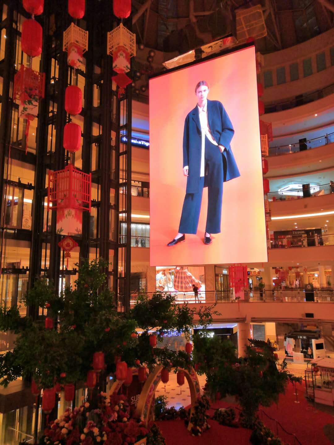 suria-klcc-mall-kl-malaysia-the-world-largest-led-hanging-rotating-double-sided-screen-display-ledsign-engineering3_1_orig
