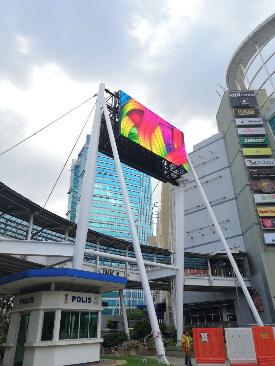 led-display-screen-at-the-curve-shopping-mall-mutiara-damansara-kl-malaysia_orig