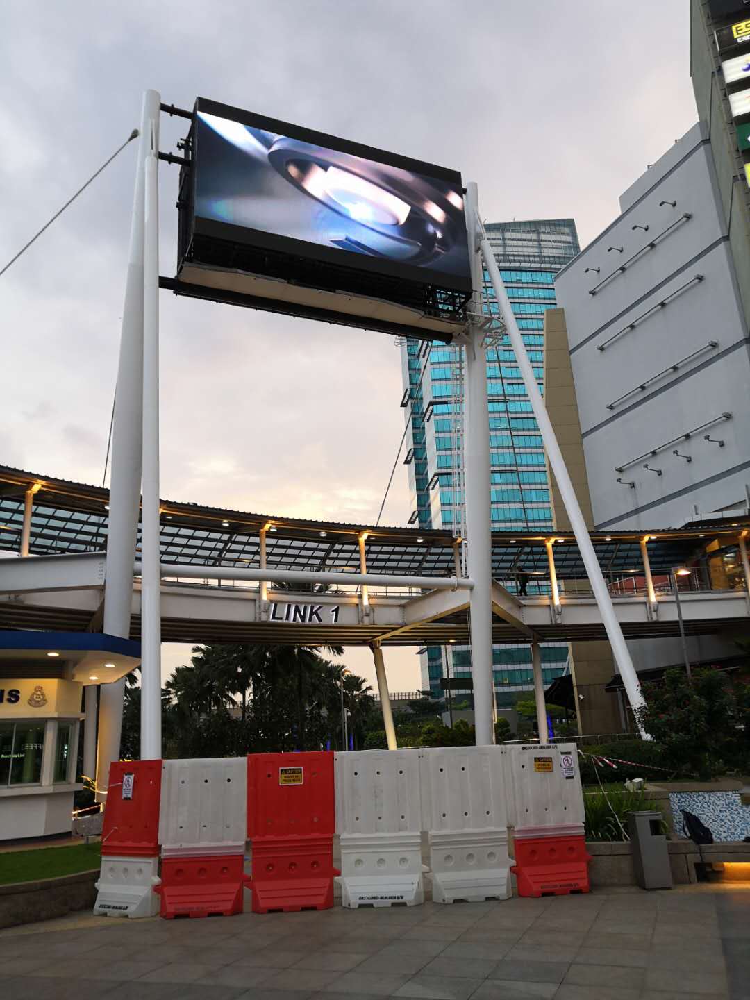 led-screen-digital-billboard-display-at-the-curve-kl-damansara-malaysia-double-sided-led-screen-full-color_orig