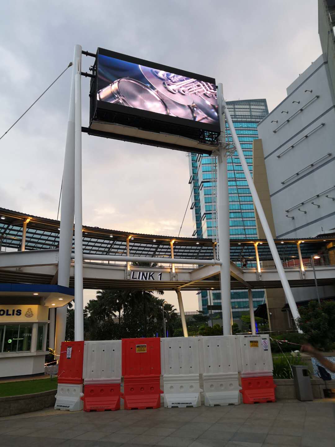 led-screen-digital-billboard-display-at-the-curve-kl-damansara-malaysia-double-sided-led-screen-full-color2_orig
