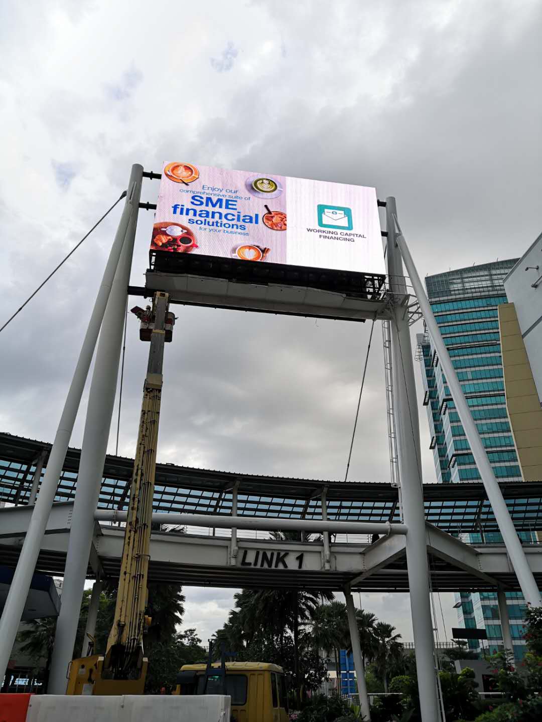 led-screen-digital-billboard-display-at-the-curve-kl-damansara-malaysia-double-sided-led-screen-full-color3_orig