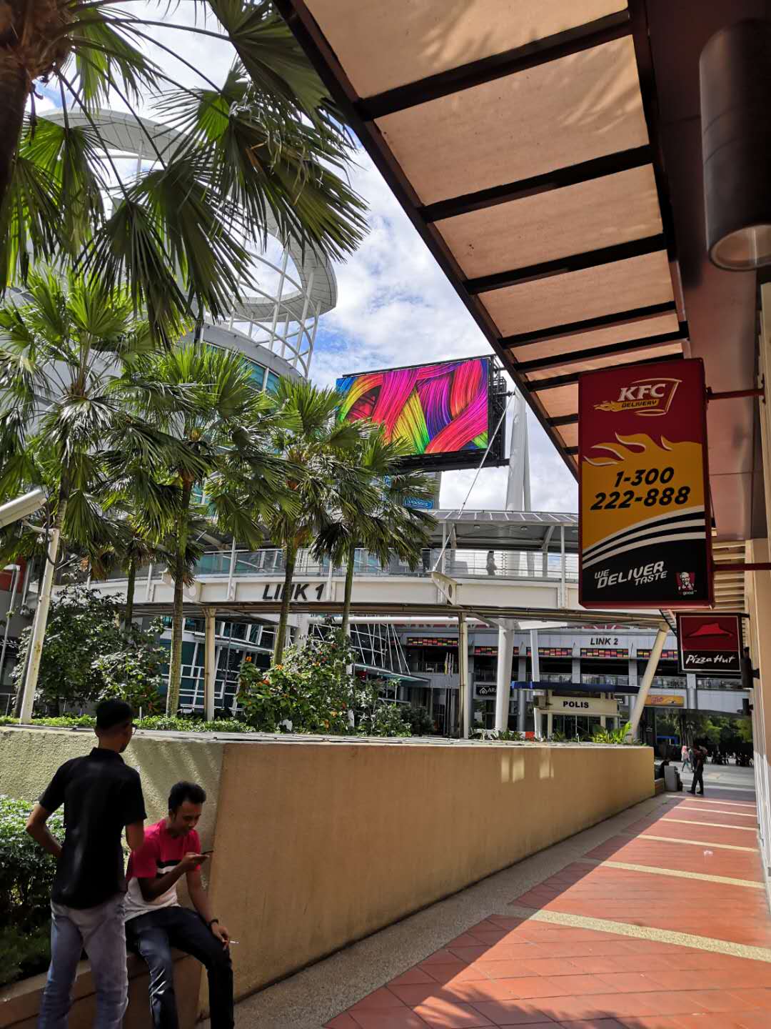 led-screen-digital-billboard-display-at-the-curve-kl-damansara-malaysia-double-sided-led-screen-full-color4_orig