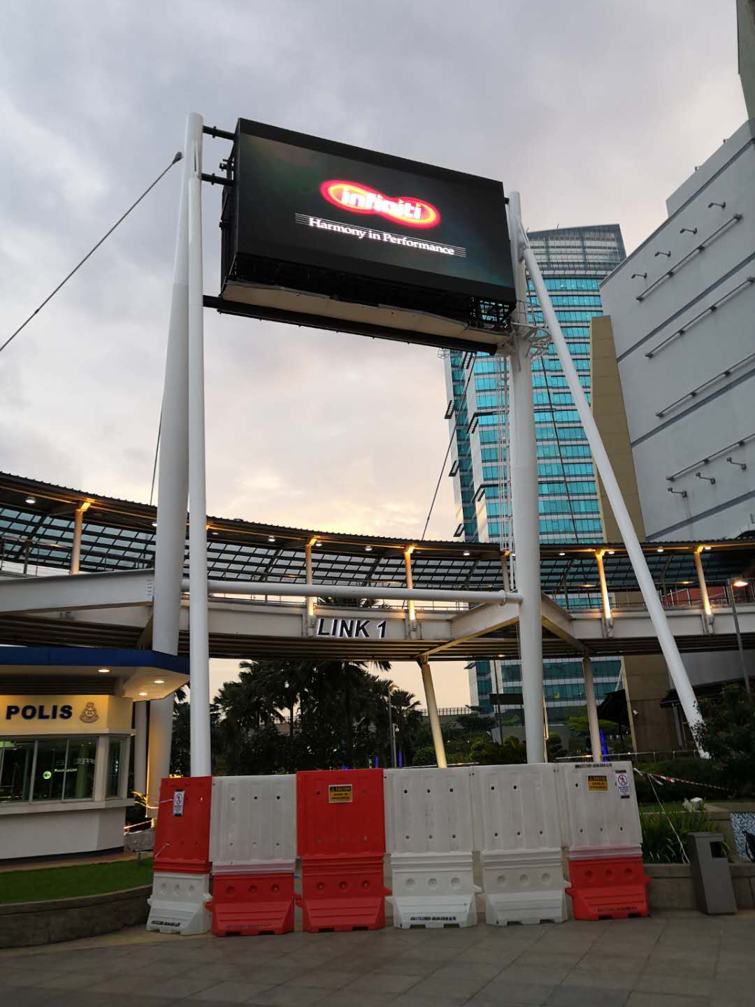 led-screen-digital-billboard-display-at-the-curve-kl-damansara-malaysia-double-sided-led-screen-full-color5_orig