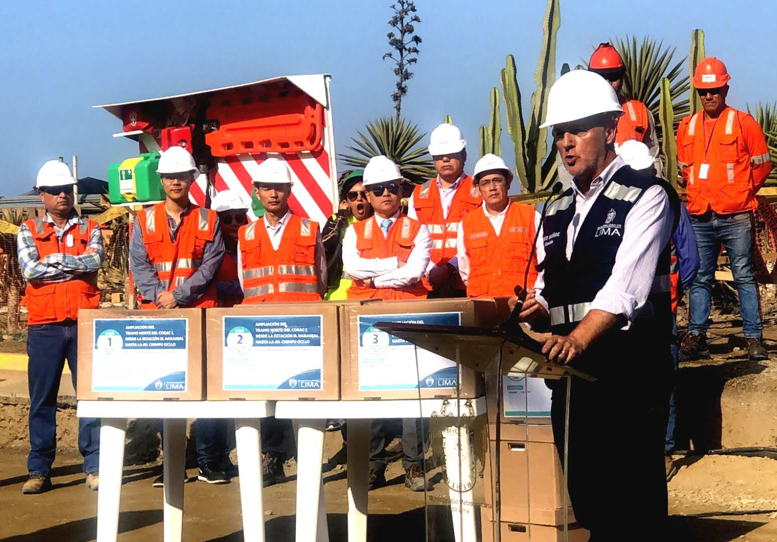 图7利马市长豪尔赫·穆尼奥斯在项目现场发表就职100天演讲