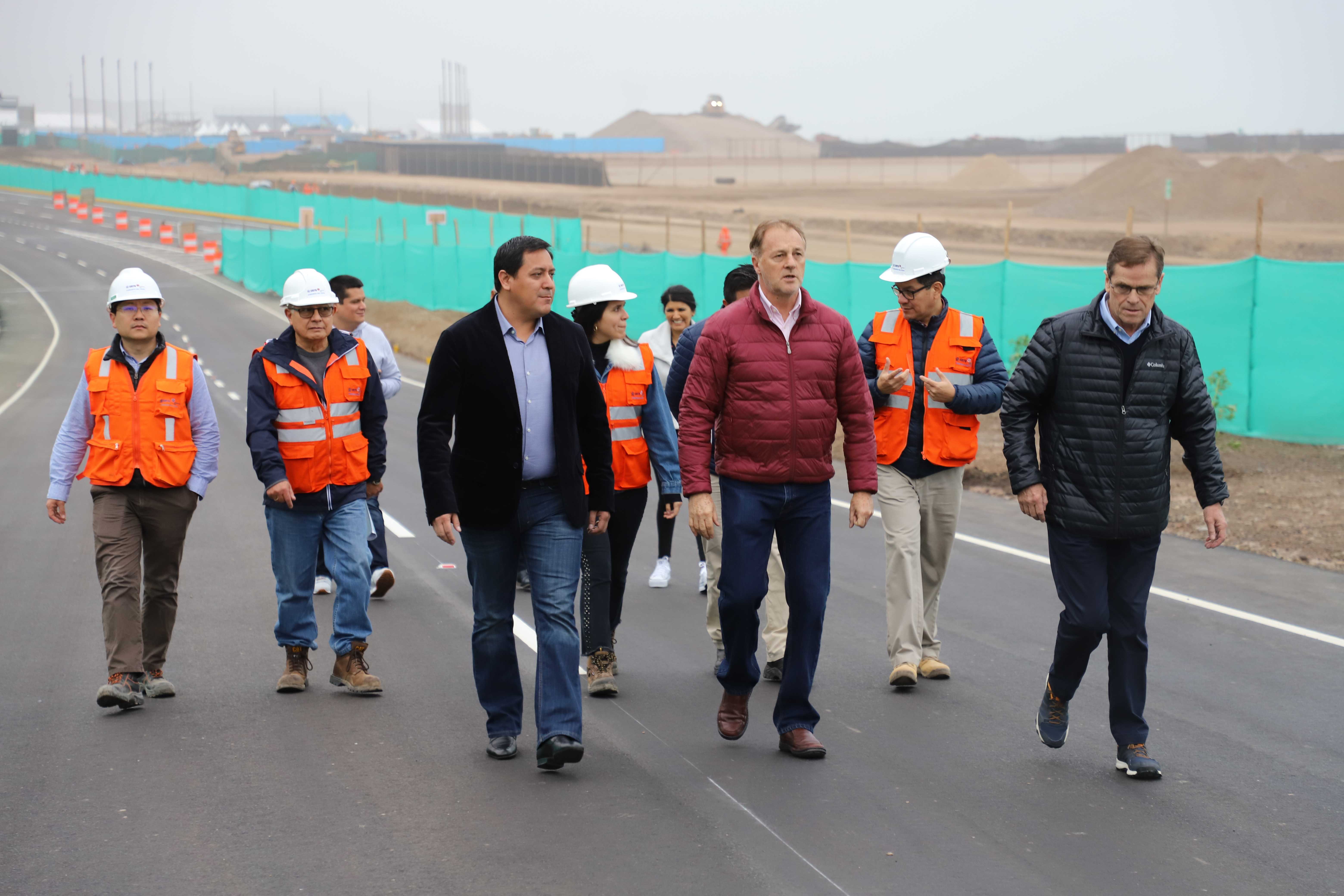 图8利马市长豪尔赫·穆尼奥斯在泛美运动会前视察项目部分通车路段