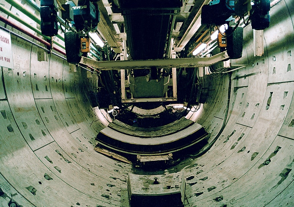 2007年度国家优质工程银质奖——南京地铁1号线许玄区间盾构管片安装